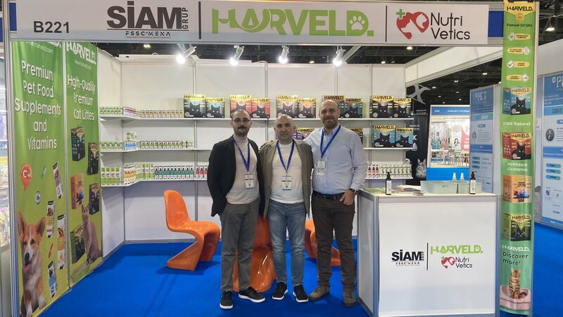 Dubai Pet World Arabia’da Siam, Harveld ve Nutrivetics markalarının yer aldığı fuar standı.